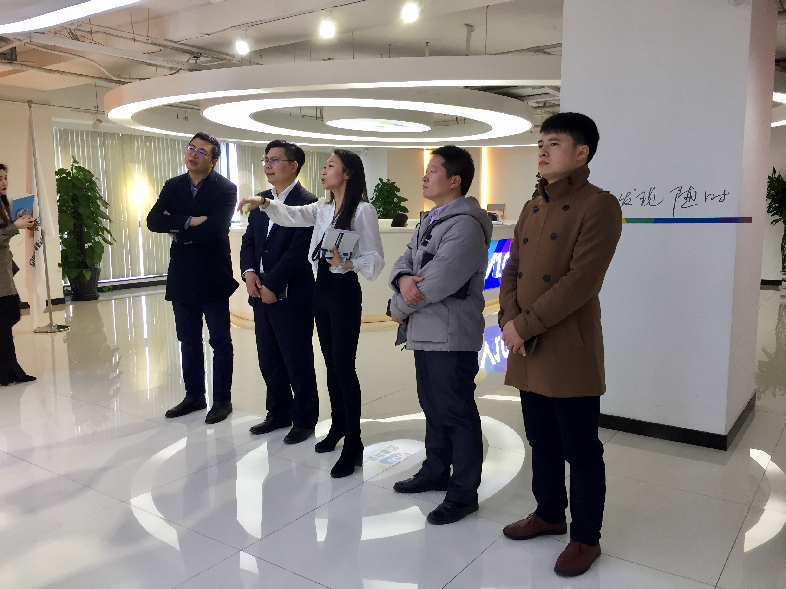 朝阳区总部企业联合会熊申坤秘书长一行走访第一视频集团(图2) 朝阳区总部企业联合会熊申坤秘书长一行走访第一视频集团(图2)