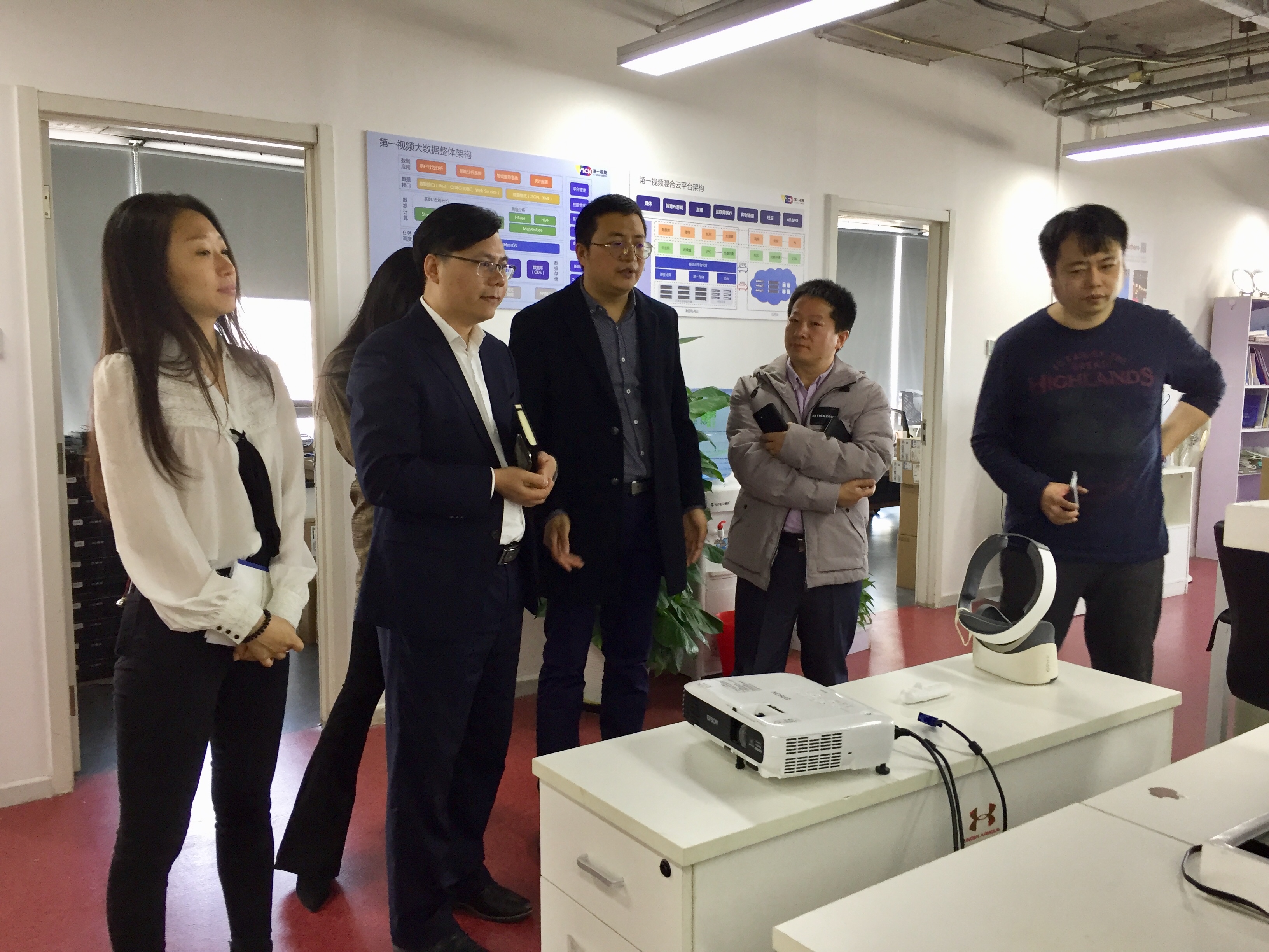 朝阳区总部企业联合会熊申坤秘书长一行走访第一视频集团(图4) 朝阳区总部企业联合会熊申坤秘书长一行走访第一视频集团(图4)