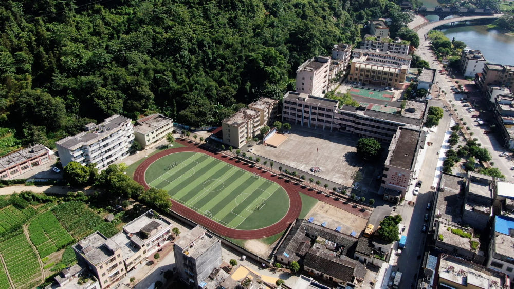 先锋模范 | 15年坚守，她让山区学校响起瑶鼓与歌声(图2)