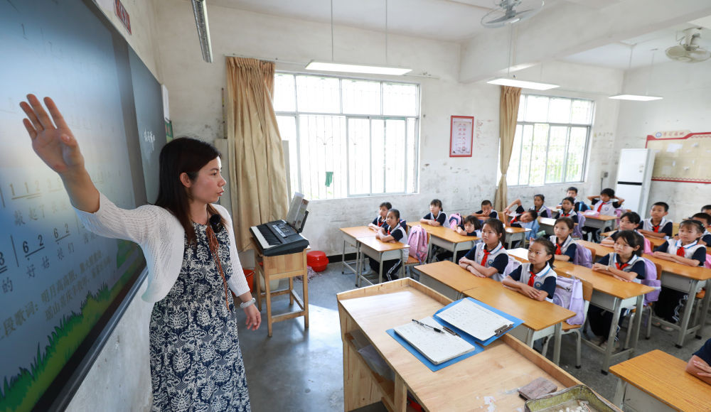 先锋模范 | 15年坚守，她让山区学校响起瑶鼓与歌声(图1)