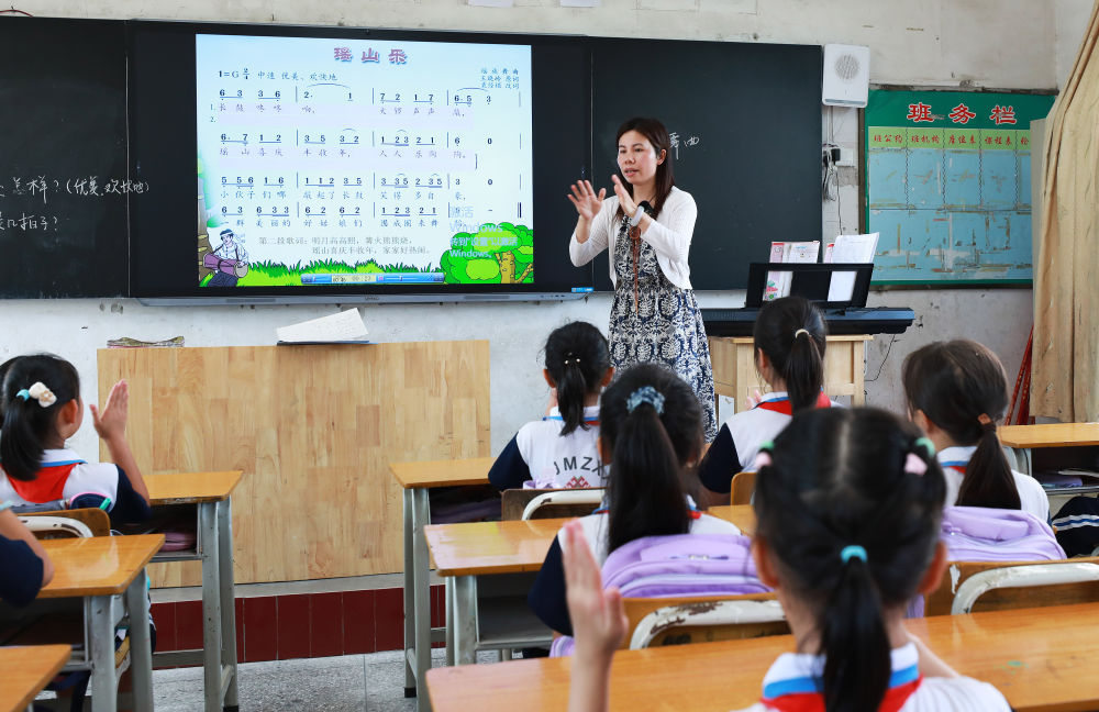 先锋模范 | 15年坚守，她让山区学校响起瑶鼓与歌声(图3)