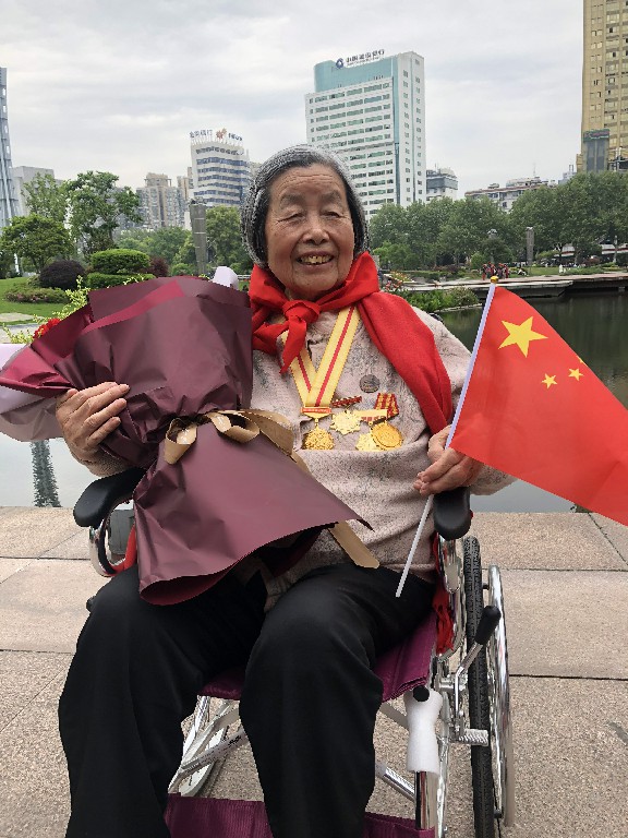 先锋模范 | 身经百战的女英雄杨寿兰： 南征北战不惧艰险　岁月静好感念党恩(图5)